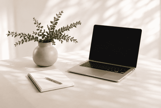 Des sites internet stratégiques pour valoriser votre activité et attirer des clients espace de travail représentant la création de sites internet professionnels pensés pour améliorer visibilité et conversion
